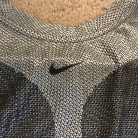 Nike women’s top - Picture 2 of 4